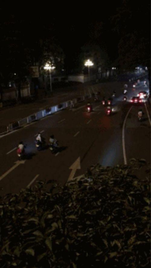 网友爆料多辆机车视频,多辆机车齐发，街头激情四溢！